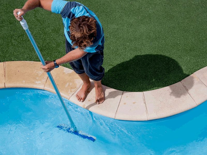 Уход за состоянием воды в бассейне очень важен Ручная чистка воды в бассейне
